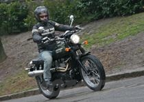 In citt&agrave; la moto guizza tra le auto in coda come uno scooterino