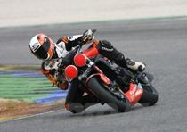 La rigidit&agrave; e la reattivit&agrave; del telaio sono tipiche Triumph, ma consentono di filare via su una lama anche nei curvoni veloci