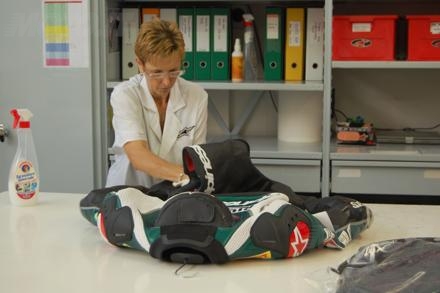 La preparazione della tuta di un pilota