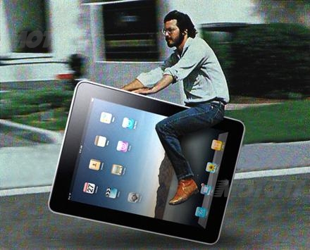 Steve Jobs cavalcava un IPad