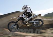 In sella alla TC 250 2009 si sta davvero bene. Tutto &egrave; esattamente dove lo vorremo e gli ingombri ridotti rendono immediati gli spostamenti lungo la sella, che offre un valido grip