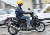 Apprezzabile l&rsquo;assetto di guida, con il must della pedana piatta che permette una maggiore mobilit&agrave; ai piedi rispetto alla concorrenza