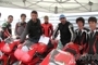 Luca Pedersoli con i ragazzi che guideranno le Cagiva della scuola