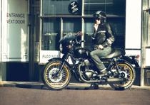Action 12MY W800 SE CafeStyle Action 2