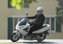 La prima cosa che balza all&rsquo;occhio &egrave; l&rsquo;ampio spazio per le gambe assicurato dalla forma rastremata dello scudo anteriore