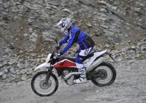 La posizione in sella &egrave; molto simile alle sorelle da enduro, seppur, per forza di cose, l&rsquo;ingombro del telaio e delle sovrastrutture &egrave; maggiore, al fine di alloggiare un serbatoio maggiorato ed una termica dalle dimensioni maggiori