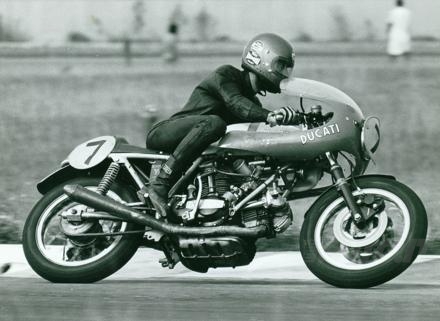 Nico in sella alla Ducati ufficiale negli anni '70 Nico in sella alla Ducati ufficiale negli anni '70