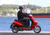 Il peso a secco dichiarato &egrave; di 112 kg, quindi piuttosto basso, caratteristica che unita alle dimensioni contenute rende particolarmente agile e adatto alla mobilit&agrave; urbana il Vivacity 125