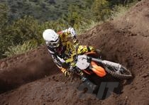 Sulle versioni da Motocross vengono rivisti infatti tutti gli stampi in plastica con il risultato che la zona posteriore &egrave; composta da 2 soli pezzi, ovvero il codino (bianco per il 2011) e la cassa filtro che ingloba anche le fiancatine