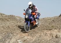 La 990 Adventure Dakar si conferma un prodotto altamente personalizzato e di nicchia, ideale per coloro che ritengono la R troppo spinta e la classica troppo… classica
