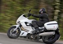 Esteticamente e funzionalmente parlando, la carrozzeria della nuova Norge è stata oggetto di svariate attenzioni che l’hanno resa ancora più “aderente” a serbatoio e motore Esteticamente e funzionalmente parlando, la carrozzeria della nuova Norge è stata oggetto di svariate attenzioni che l’hanno resa ancora più “aderente” a serbatoio e motore
