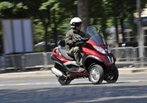 Il motore 300 sfodera uno spunto notevole sui pi&ugrave; leggeri scooter &ldquo;normali&rdquo;, ma tuttavia anche qui il vantaggio sul 250 &egrave; palpabile