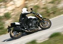 Di derivazione R1 2008, il quattro cilindri 779 cc ha il rapporto alesaggio/corsa 68,0 mm x 53,6 mm. Pensato per esaltare le doti di elasticit&agrave; e coppia ai medi regimi, il motore di queste Yamaha eroga106,2 CV (78,1 kW) a 10.000 g/min, con una coppia massima di 82,0 Nm a 8.000 g/min