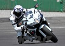Il motore, progressivo e fluido su strada, tira fuori la grinta che ci si aspetta e grida la sua rabbia con un bel sottofondo di &ldquo;aspirazione&rdquo; fin su, nella zona alta del contagiri, quando si accende la spia che segnala l'approssimarsi dell'intervento del limitatore...a quasi 15.000 giri