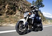 SUZUKI GSR750 3082