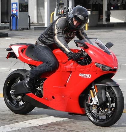 Tom Cruise sulla Ducati Desmosedici Tom Cruise sulla Ducati Desmosedici