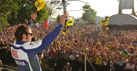 valentino rossi saluta yamaha 2010