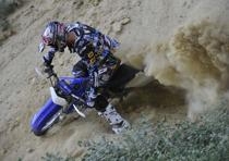 Così come per il cross, la versione enduro eredita una schiena più corposa sebbene il silenziatore la renda più sorniona e meno reattiva.