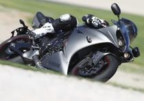 Per il 2012 la Yamaha YZF-R1 passa sotto i ferri del chirurgo estetico che sapientemente le dona uno sguardo ancora pi&ugrave; cattivo, grazie a due luci di posizione a led ai lati dei fari (ora pi&ugrave; distanti tra loro) e a un musetto pi&ugrave; pronunciato