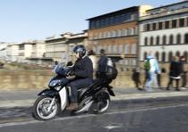 Il nuovo "peso leggero" di Yamaha (&egrave; accreditato di 142 kg col serbatoio pieno), favorito anche da un buon angolo di sterzata, si &egrave; mostrato subito perfettamente a suo agio non solo nel traffico di un soleggiato sabato fiorentino, ma anche in tangenziale e lungo piacevolissimi tratti collinari